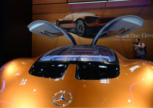 <i>Un hombre toma fotografías de un automóvil Vision One-Eleven del fabricante de automóviles alemán Mercedes-Benz en el Salón Internacional del Automóvil (IAA) en Munich, sur de Alemania, el 4 de septiembre de 2023. </i>