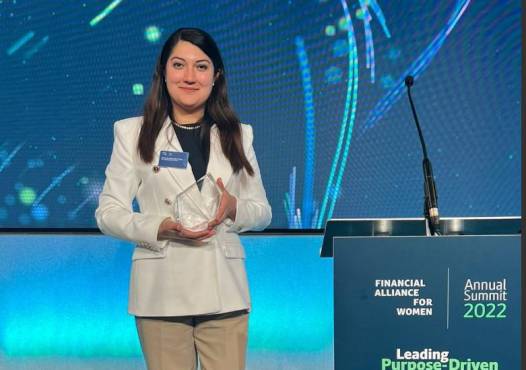 Michelle Miranda, líder de estrategia y programas para BN Mujer, recibió premio otorgado al Banco Nacional por la defensa de las finanzas de las mujeres, en la cumbre anual de FAW.