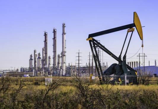 EEUU registra caída masiva de 9,6 millones de barriles en reservas comerciales de crudo