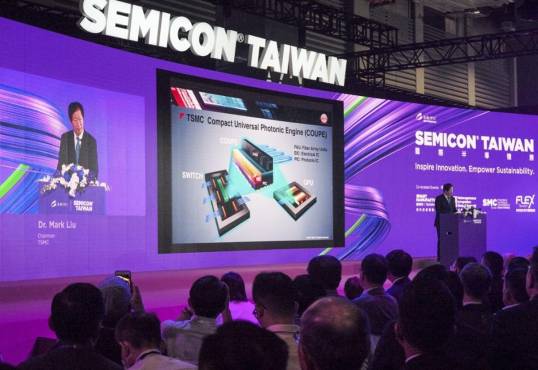 <i>Mark Liu, presidente ejecutivo de Taiwan Semiconductor Manufacturing Company (TSMC), habla durante Semicon Taiwan 2023 en el Centro de Exposiciones Nangang en Taipei el 6 de septiembre de 2023. Sam Yeh / AFP</i>