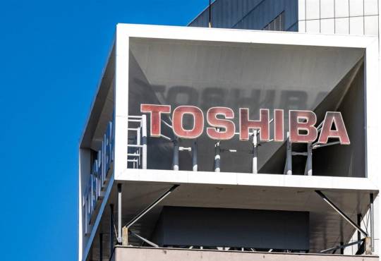 <i>El logotipo del grupo industrial japonés Toshiba se ve en lo alto de un edificio en su sede en Tokio el 9 de febrero de 2023. Felipe FONG / AFP</i>