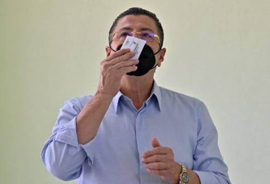 El candidato Rodrigo Chaves vota el 3 de abril en el balotaje en el que ganó. (Photo by Luis ACOSTA / AFP)