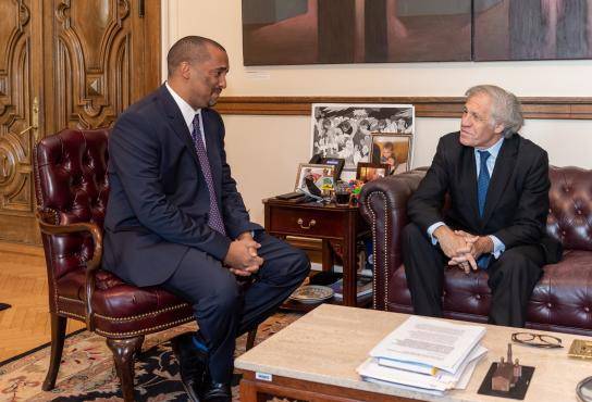 El régimen nicaragüense ha sustituido al diplomático Arturo McFields, en la foto con el Secretario General de la OEA, Luis Almagro, tras las denuncias sobre presos políticos por otro radicado en Estados Unidos.
