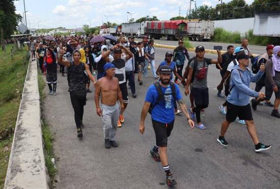 Fotografía de archivo de cientos de migrantes mientras caminan en caravana en el municipio de Tapachula, en el estado de Chiapas (México). EFE/Juan Manuel Blanco