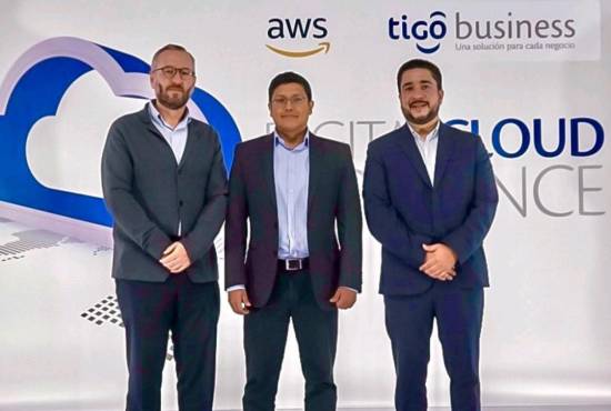 Alfredo Garcia, Director Tigo Business Honduras; Andrés Pachón, Partner Manager AWS; y Héctor Espinal, Gerente de Servicios Gestionados Tigo Business.