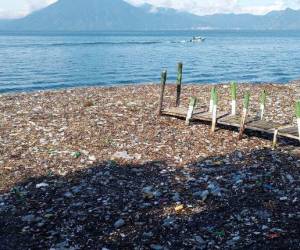 Guatemala: Basura y desechos plásticos se acumulan en Lago de Atitlán