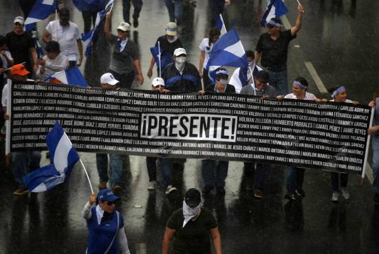 <i>Manifestantes de la oposición nicaragüense participan en una marcha nacional llamada “Unidos Somos un Volcán” en Managua el 12 de julio de 2018. / FOTO AFP / Marvin RECINOS</i>