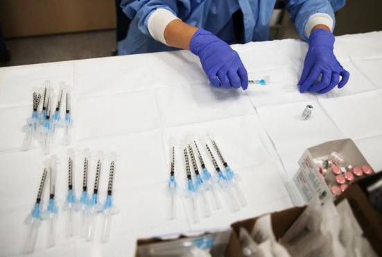 ¿Cuántos centroamericanos completaron su esquema de vacunación contra COVID-19?