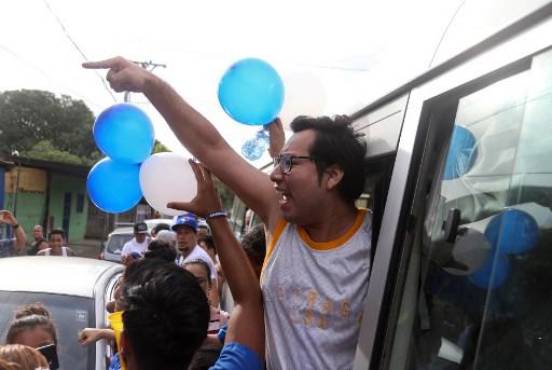 El nicaragüense Yubrank Suazo celebra después de ser liberado de prisión, en Managua el 11 de junio de 2019, día en el que un nuevo grupo de presos de la oposición fueron liberados en virtud de una controvertida nueva ley que otorga amnistía a los manifestantes y policías involucrados en el levantamiento mortal del año pasado contra el presidente Daniel Ortega. (Foto de Maynor Valenzuela / AFP)