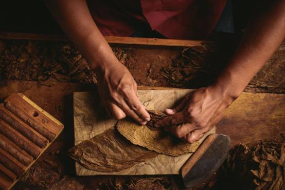 Un trabajador de Joya de Nicaragua elabora uno de los famosos puros premium de esa marca.
