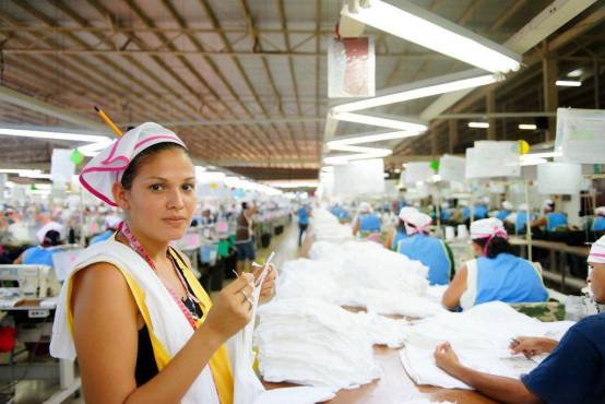 Trabajadora de la industria del vestido en una fábrica en Nicaragua. OIT/MArcel Crozet