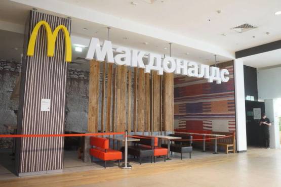McDonald’s acuerda vender sus restaurantes en Rusia; cambiarán de nombre