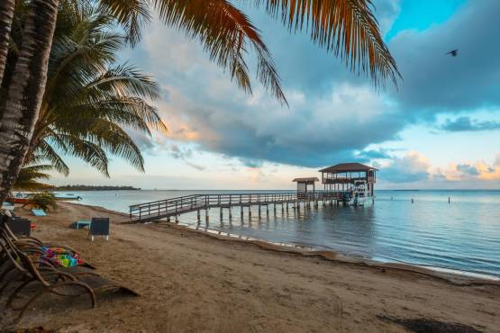 Roatán, Honduras »; January 2020: A pier at Sandy Bay beach on Roatan Island