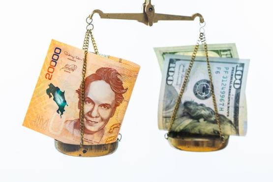 Consejos para sobrevivir al sube y baja del tipo de cambio en Costa Rica