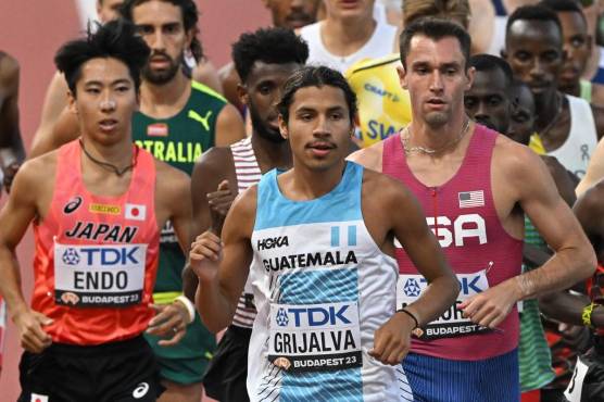 <i>FOTO El japonés Hyuga Endo (i), el guatemalteco Luis Grijalva (centro) y el estadounidense Sean McGorty compiten en las eliminatorias masculinas de 5000 m durante el Campeonato Mundial de Atletismo en el Centro Nacional de Atletismo de Budapest el 24 de agosto de 2023. (Foto de Attila KISBENEDEK / AFP)</i>