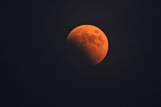La ‘luna de sangre’ se ve durante un eclipse lunar total en Beijing el 8 de noviembre de 2022. (Foto de Jade Gao / AFP)