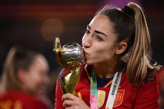 <i>La defensora española # 19 Olga Carmona besa el trofeo después de ganar el partido de fútbol final de la Copa Mundial Femenina de Australia y Nueva Zelanda 2023 entre España e Inglaterra en el Estadio Australia en Sydney el 20 de agosto de 2023. (Foto de FRANCK FIFE / AFP)</i>