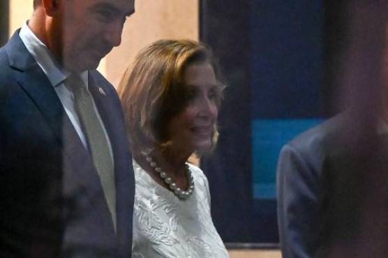 La presidenta de la Cámara de Representantes de EE. UU., Nancy Pelosi (derecha), sale del hotel Shangri-La después de una recepción organizada por la Cámara de Comercio de Estados Unidos en Singapur el 1 de agosto de 2022. (Foto de Roslan RAHMAN / AFP)