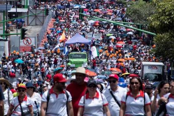 Miles de personas protestan en Costa Rica en defensa de la educación pública