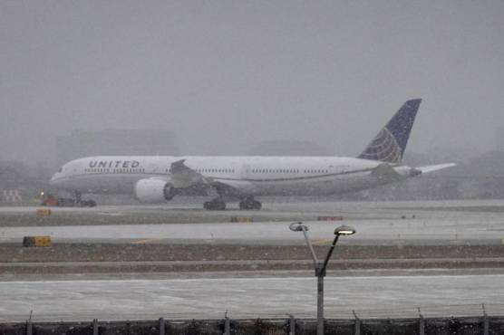 <i>CHICAGO, ILLINOIS - 22 DE DICIEMBRE: Un jet taxis en la nieve en el Aeropuerto Internacional O’Hare el 22 de diciembre de 2022 en Chicago, Illinois. Un sistema de clima invernal que trae nieve, fuertes vientos y temperaturas bajo cero ha causado estragos en los viajes de vacaciones durante uno de los días más ocupados del año para las aerolíneas. FOTO Scott Olson/Getty Images/AFP </i>