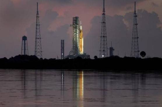 CABO CAÑAVERAL, FLORIDA - 30 DE AGOSTO: El cohete Artemis I de la NASA se encuentra en la plataforma de lanzamiento 39-B en el Centro Espacial Kennedy el 30 de agosto de 2022 en Cabo Cañaveral, Florida. El lanzamiento de Artemis I fue limpiado ayer después de que se encontró un problema en uno de los cuatro motores del cohete. La próxima oportunidad de lanzamiento es el 2 de septiembre. Joe Raedle/Getty Images/AFP