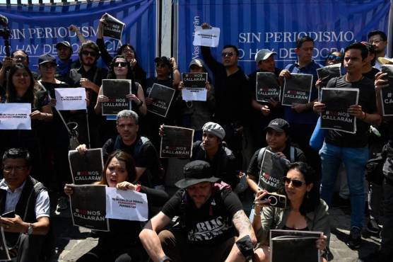 <i>Periodistas y miembros de la Sociedad Civil guatemalteca sostienen pancartas con el hashtag #NoNosSilenciarán, durante un plantón contra la amenaza a la libertad de expresión y la persecución penal de comunicadores, frente a un juzgado de Ciudad de Guatemala el 4 de marzo de 2023. FOTO JOHAN ORDONEZ / AFP</i>
