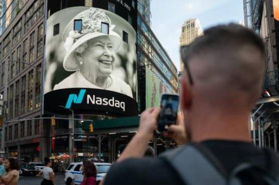 NUEVA YORK, NUEVA YORK - 8 DE SEPTIEMBRE: Una persona toma una foto de una cartelera digital de Times Square que muestra una foto de la reina Isabel II el 8 de septiembre de 2022 en la ciudad de Nueva York. (Foto de David Dee Delgado / GETTY IMAGES NORTE AMÉRICA / Getty Images vía AFP)