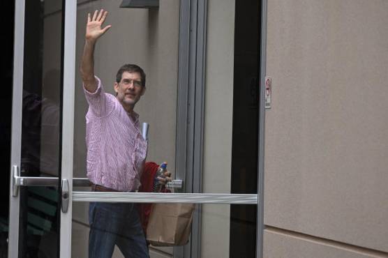<i>El editor nicaragüense Juan Lorenzo Holmann llega a un hotel en Herndon, Virginia el 9 de febrero de 2023, luego de ser liberado por el gobierno de Nicaragua. (Foto de ANDREW CABALLERO-REYNOLDS / AFP)</i>