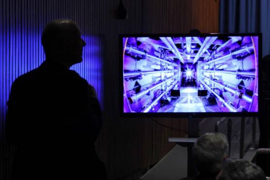 <i>WASHINGTON, DC - 13 DE DICIEMBRE: Los funcionarios anunciaron que los experimentos en la Instalación Nacional de Ignición en el LLNL lograron “encendido”, donde la energía de fusión generada es igual a la energía láser que inició la reacción por primera vez, un gran avance que puede producir abundante energía limpia en el futuro. Chip Somodevilla/Getty Images/AFP (Foto de CHIP SOMODEVILLA/GETTY IMAGES NORTH AMERICA/Getty Images vía AFP)</i>