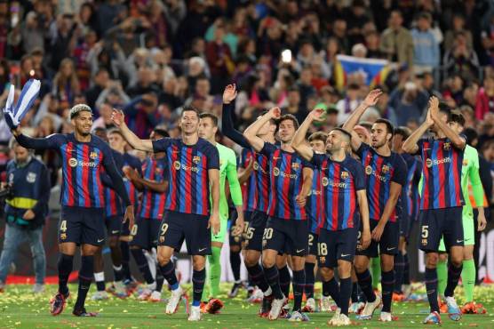 <i>Los jugadores de Barcelona celebran después del partido de fútbol de la liga española entre el FC Barcelona y la Real Sociedad en el estadio Camp Nou de Barcelona el 20 de mayo de 2023. (Foto de Lluis GENE / AFP)</i>