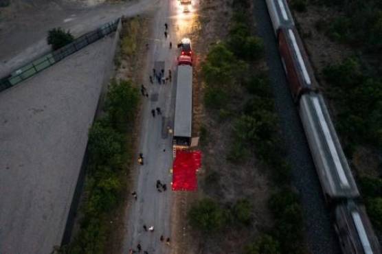 En esta vista aérea, miembros de la policía investigan un camión con remolque el 27 de junio de 2022 en San Antonio, Texas. Según los informes, al menos 50 personas, que se cree que son trabajadores migrantes de México, fueron encontradas muertas en un camión con remolque abandonado Foto Jordan Vonderhaar/Getty Images/AFP