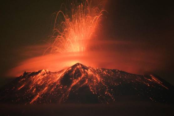 <i>Materiales incandescentes, ceniza y humo son arrojados desde el volcán Popocatépetl en San Nicolás de los Ranchos, estado de Puebla, México el 20 de mayo de 2023. (Foto de Osvaldo CANTERO / AFP)</i>