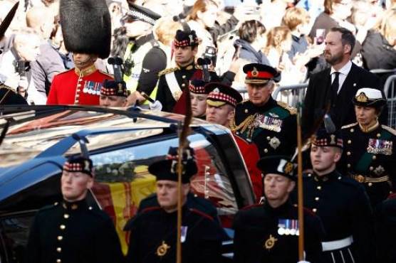 Carlos III encabeza procesión fúnebre de Isabel II en Edimburgo