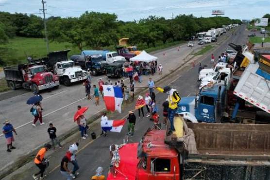 En esta vista aérea, los manifestantes bloquean la carretera Panamericana en Chame, Panamá, el 14 de julio de 2022. (Foto de Ivan PISARENKO / AFP)
