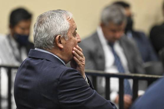 El expresidente guatemalteco (2012-2015), Otto Pérez Molina, escucha su sentencia durante una audiencia en Ciudad de Guatemala, el 7 de diciembre de 2022. (Foto de Johan ORDONEZ / AFP)