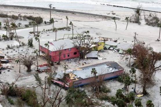 SANIBEL, FLORIDA - 29 DE SEPTIEMBRE: En esta vista aérea, las casas muestran algunos daños después de que el huracán Ian pasara por el área el 29 de septiembre de 2022 en Sanibel, Florida. El huracán trajo fuertes vientos, marejadas ciclónicas y lluvias al área causando daños severos. Joe Raedle/Getty Images/AFP (Foto de JOE RAEDLE/GETTY IMAGES NORTH AMERICA/Getty Images vía AFP)