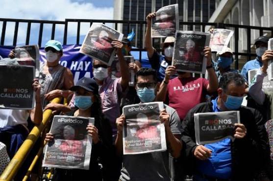 Periodistas guatemaltecos protestan contra el arresto de José Rubén Zamora, presidente del diario El Periódico, frente al Palacio de Justicia de Ciudad de Guatemala, el 30 de julio de 2022. (Foto de Johan ORDONEZ / AFP)