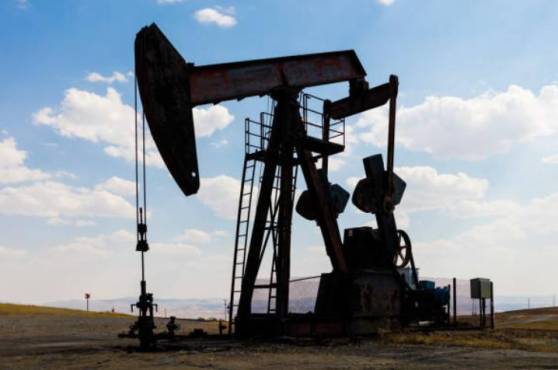 Precio del petróleo sube tras anuncio de recorte de producción de la Opep+