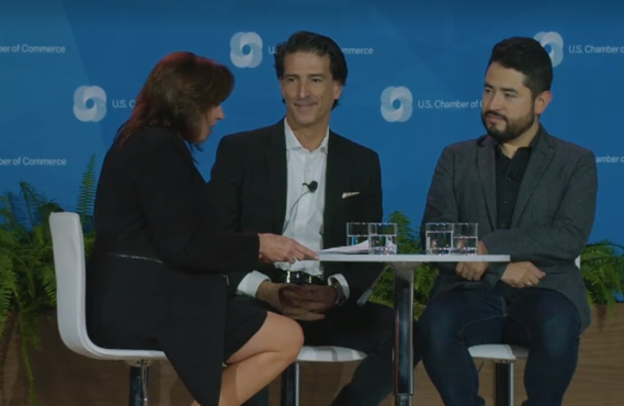 <i>Mauricio Ramos, CEO de Millicom (izq.), y Freddy Vega (der.), CEO de Platzi, hablaron de la actual conectividad digital y cómo debe ser mejorada.</i>