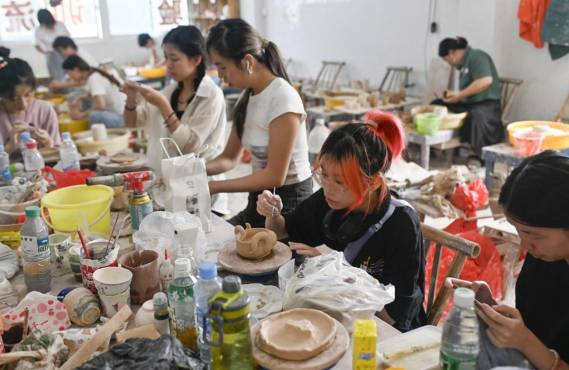 Jóvenes chinos están hartos del estrés laboral y se alejan de la ciudad