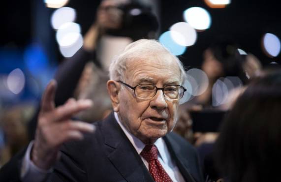 Pagan millonaria suma para almorzar con Warren Buffett