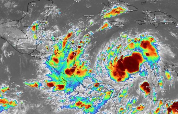 Centroamérica se prepara ante amenaza de ciclón tropical Julia