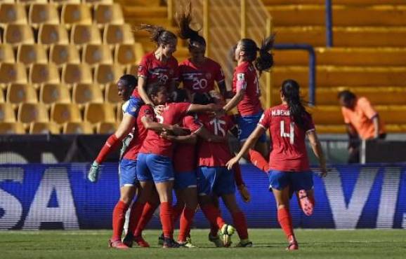 Cristina Granados (centro) de Costa Rica celebra con sus compañeras de equipo después de anotar contra Trinidad y Tobago durante el partido de fútbol del Campeonato Femenino de Concacaf 2022 en el estadio Universitario de Monterrey, México, el 8 de julio de 2022. (Foto de ALFREDO ESTRELLA / AFP)