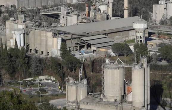 <i>FOTO Una fábrica de cemento del grupo Holcim en Contes, en el sur de Francia / AFP/Archivos</i>