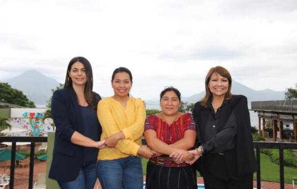 El proyecto “Atitlán Recicla” nació en el año 2017 por iniciativa de las lideresas de la cuenca del Lago de Atitlán, CBC y la Fundación Amigos del Lago. De izquierda a derecha: Anna D’Apolito, directora de Asociación Amigas del Lago de Atitlán; Darlyn Salguero, gerente de Cooperativa Atitlán Recicla; Cindy Dionicio, presidenta de Cooperativa Atitlán Recicla y Rosa María de Frade, directora de Asuntos Corporativos de CBC.