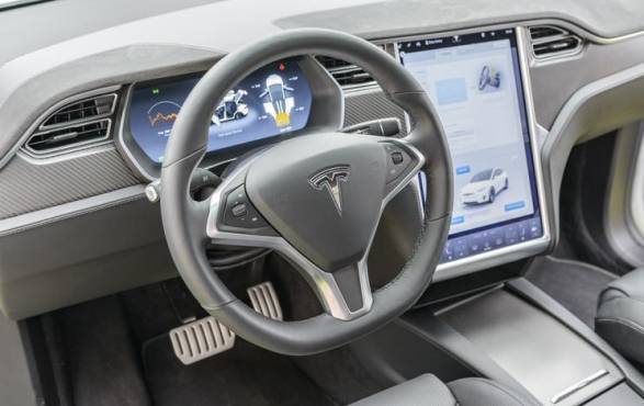 Investigan a Tesla por volantes que se desprenden de vehículos