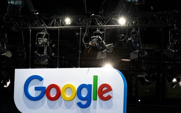<i>Una foto muestra el logotipo del grupo de tecnología estadounidense Google durante la feria de innovación y startups de tecnología Vivatech en el centro de exposiciones Porte de Versailles en París, el 14 de junio de 2023.ALAIN JOCARD / AFP</i>