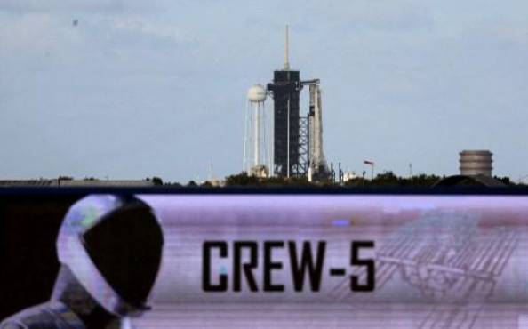 CABO CAÑAVERAL, FLORIDA - 4 DE OCTUBRE: El cohete Falcon 9 de SpaceX con la nave espacial Dragon encima se ve mientras Space X y la NASA se preparan para el lanzamiento de la misión Crew-5, el 4 de octubre de 2022 en Cabo Cañaveral, Florida. El lanzamiento de Crew-5 está programado para el miércoles 5 de octubre y llevará una tripulación de cuatro personas a la Estación Espacial Internacional. Kevin Dietsch/Getty Images/AFP (Foto de Kevin Dietsch/GETTY IMAGES NORTH AMERICA/Getty Images vía AFP)