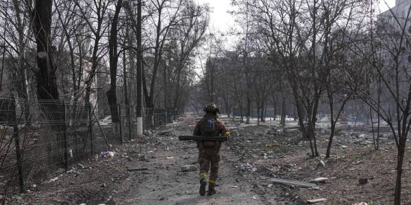 Un soldado de Ucrania camina en Mariupol, el 12 de marzo de 2022. (AP Photo/Evgeniy Maloletka)