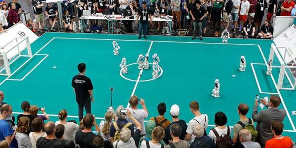 Pronostican que robots podrán jugar fútbol como un ser humano en el año 2050